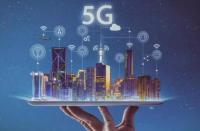 一个接一个 5G AAU设备正在被通信建设者拉到塔上