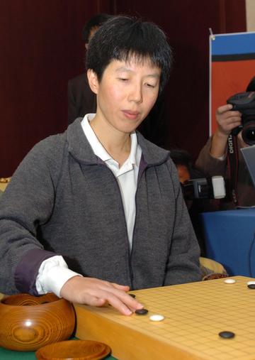 芮迺伟，世界首位女子九段围棋棋手