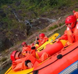 五指山漂流：热带雨林中的探险与浪漫之旅