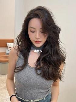 大卷长发：甜美与慵懒的完美结合