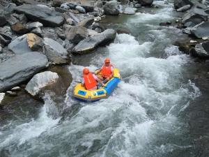 东兴红石谷：勇士与逍遥的漂流之旅