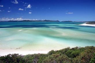 美丽海滩之旅：世界各地的海滨胜景与文化风情