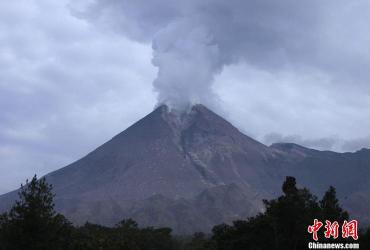 默拉皮火山：印度尼西亚的心脏之火与自然奇观