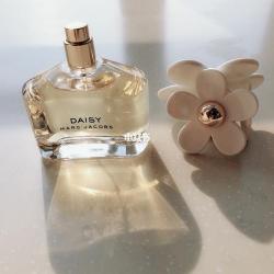 小雏菊香水：Marc Jacobs品牌的清新魅力