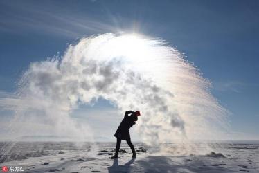 泼水成冰原理揭秘：为何选择热水更易成功？