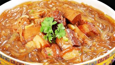 猪肉炖粉条：东北美食的代表，滋味与营养的双重享受