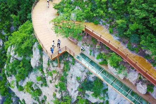 凤凰山玻璃栈道：悬于峭壁之上的心跳之旅