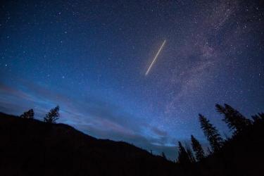 梦见天上出现流星雨：寓意、吉凶与不同人群解读