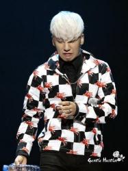 李胜贤：BigBang的闪耀之星，荣誉满载的歌手、演员和主持人